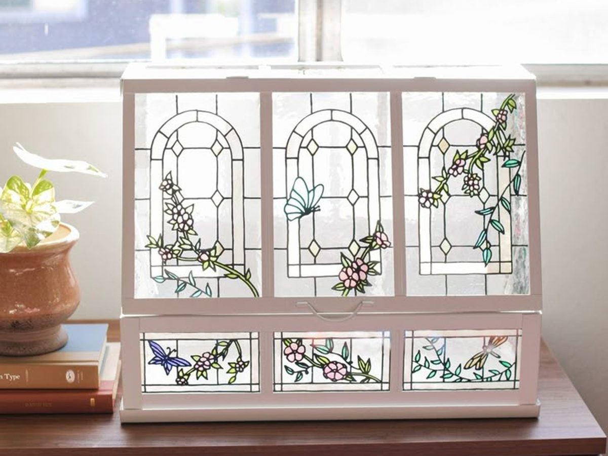 Immagine della serra decorata con stained glass