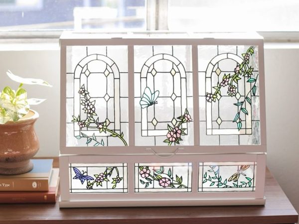 Immagine della serra decorata con stained glass